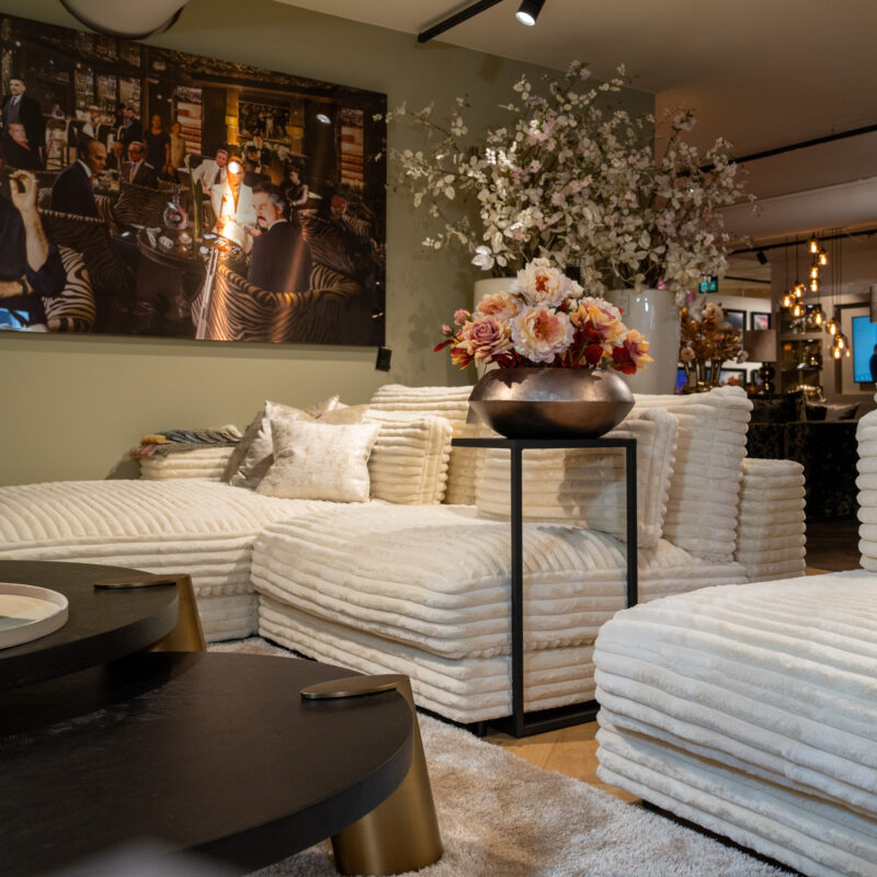 Ervaar ultiem comfort met de Loungebank Vegas – Volledig aanpasbaar, onweerstaanbaar zacht Stap binnen in een wereld van luxe en comfort met de Loungebank Vegas. Deze royale loungebank is niet alleen een stijlvolle blikvanger in uw interieur, maar ook een toonbeeld van veelzijdigheid