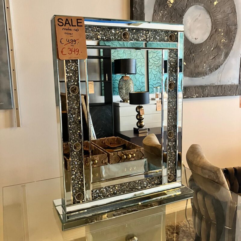 Make-up mirror outlet792