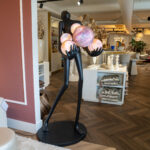Vrouw met bollampen summersale085