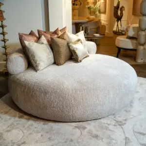 Daybed Tivola combineert een organische vorm en zachte bekleding voor een speels en uitnodigend design, perfect om te ontspannen.