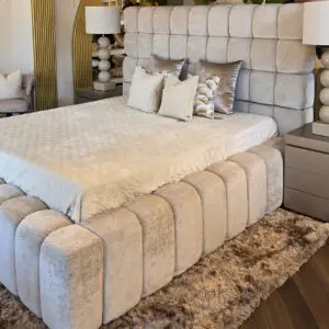 Na veel enthousiaste reacties op onze populaire Beverly Hills loungebank is er nu ook een boxspring in exact dezelfde stijlvolle uitstraling: de Boxspring Beverly Hills. Een bed dat niet alleen uitnodigt tot heerlijk slapen, maar ook direct sfeer en luxe toevoegt aan uw slaapkamer.