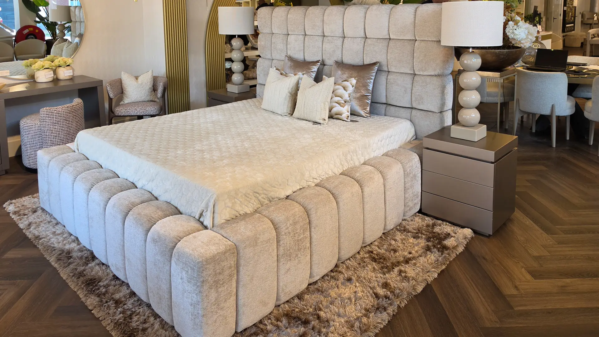 Na veel enthousiaste reacties op onze populaire Beverly Hills loungebank is er nu ook een boxspring in exact dezelfde stijlvolle uitstraling: de Boxspring Beverly Hills. Een bed dat niet alleen uitnodigt tot heerlijk slapen, maar ook direct sfeer en luxe toevoegt aan uw slaapkamer.